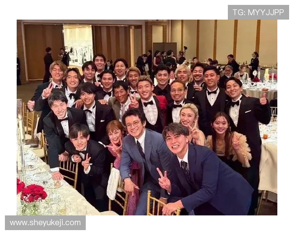 堂安律与明松美玖大婚！美妆博主新娘惊艳全场，小栗旬携日本国脚齐聚祝福